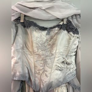 CORPSE BRIDE HALLOWEEN COSTUME. corpse bride Halloween costume with veil.